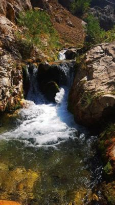 Das Yalong-Tal: Mystische Schluchten und erfrischende Wasserfälle!