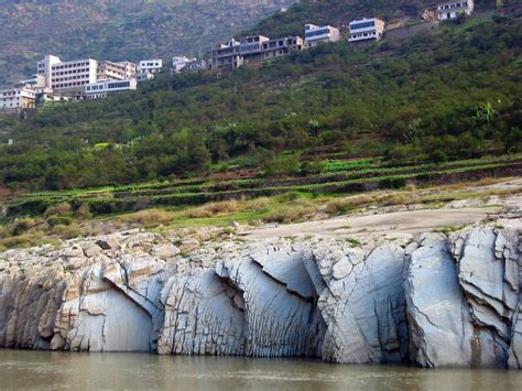  Der Xiling Gorge: Ein Labyrinth aus Wasser und Felsformationen!