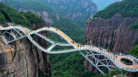 Die fantastische Tianyahai-Brücke – ein ikonisches Wahrzeichen am Rande der Welt!